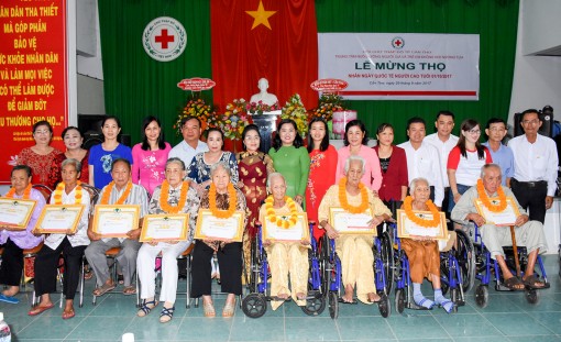 Mừng thọ các cụ cao tuổi tại Trung tâm Nuôi dưỡng người già và trẻ em không nơi nương tựa