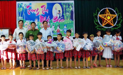 Trao quà Trung thu

cho trẻ em nghèo