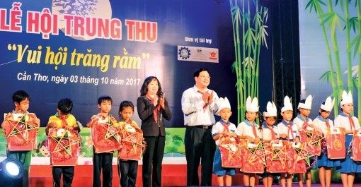 Chăm lo cho thiếu nhi vui Trung thu