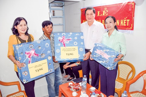 Bàn giao nhà Đại đoàn kết cho hộ nghèo