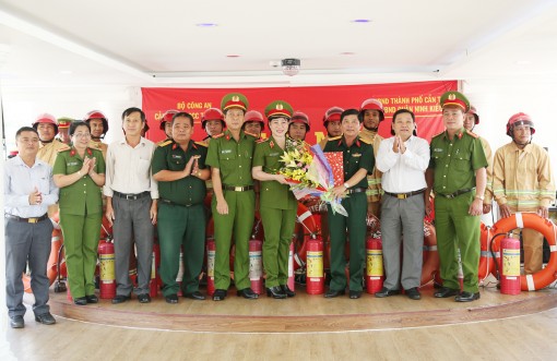 Cảnh sát phòng cháy và chữa cháy TP Cần Thơ với 
phương châm “dân biết, dân làm, dân bàn, dân kiểm tra”