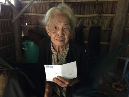 Trao tiền từ thiện