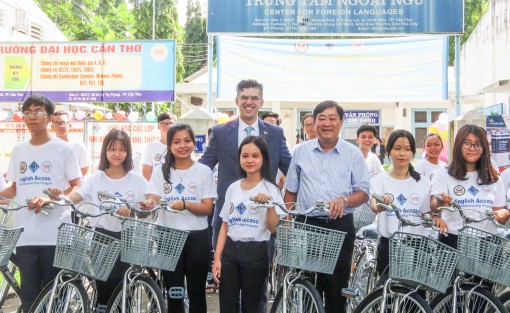 25 học sinh vượt khó học tốt được tài trợ khóa học tiếng Anh trong 2 năm