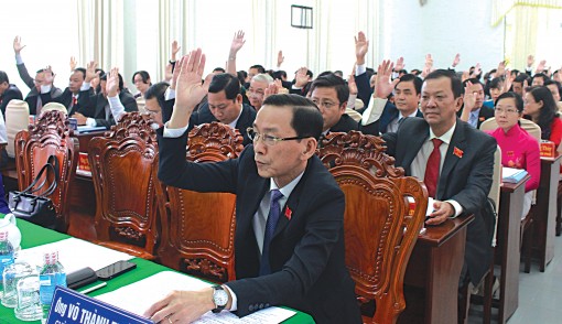 Thông qua các nghị quyết quan trọng