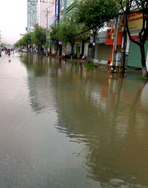 Triều cường lên cao vượt báo động III