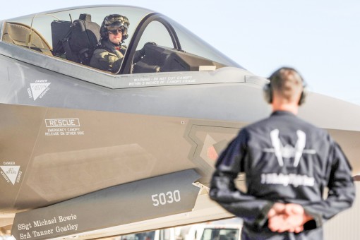 Không quân Mỹ “khủng hoảng” nhân lực