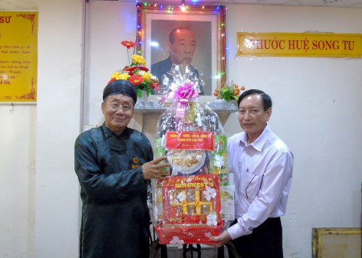 Thăm các hội quán nhân kỷ niệm 59 năm ngày viên tịch của Đức Tông sư Minh Trí