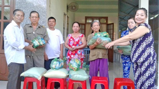 Thắm tình làng nghĩa xóm