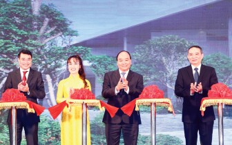Thủ tướng 
Nguyễn Xuân Phúc cắt băng Khánh thành Cung Hội nghị Quốc tế Ariyana Đà Nẵng