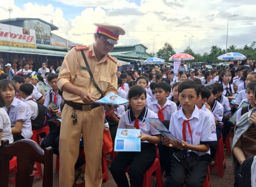 Phong Điền: Tăng cường tuyên truyền, góp phần đảm bảo trật tự an toàn giao thông