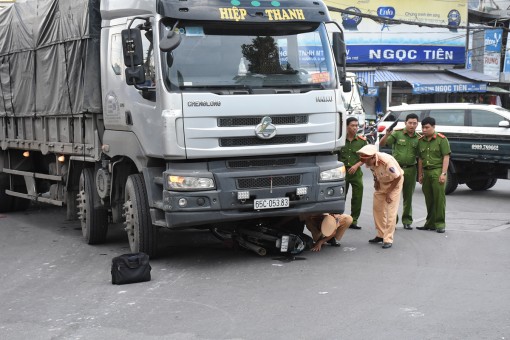 Va chạm giao thông tại giao lộ Nguyễn Văn Linh - 3 Tháng 2