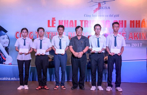 AKINA trao 15 suất học bổng cho học sinh, sinh viên khó khăn