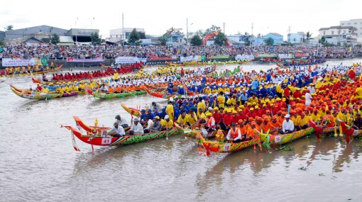 ចំ​ណាប់​អា​រម្មណ៍​បុណ្យ​អក​អំ​បុក​​ ប្រ​ណាំង​ទូក​-ង​សុក​ត្រាំង​ឆ្នាំ​២០១៧