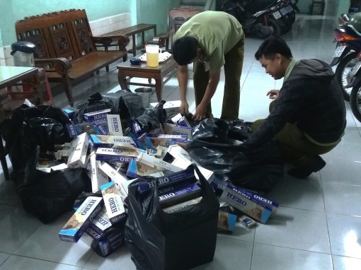 Kiểm tra xe khách, phát hiện 2.930 bao thuốc lá nhập lậu