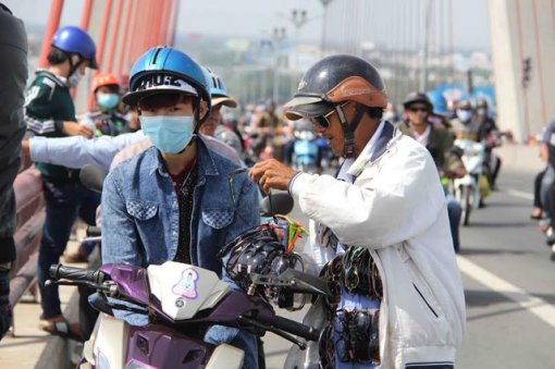 Dừng xe, đỗ xe trên cầu có thể bị phạt đến 800.000 đồng