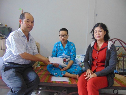 Trao tiền từ thiện