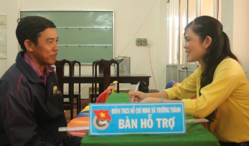 Đoàn viên, thanh niên hỗ trợ người dân làm thủ tục hành chính