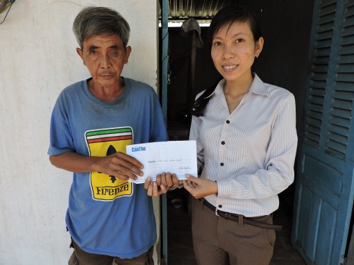 Trao tiền từ thiện