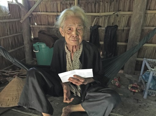 Trao tiền từ thiện