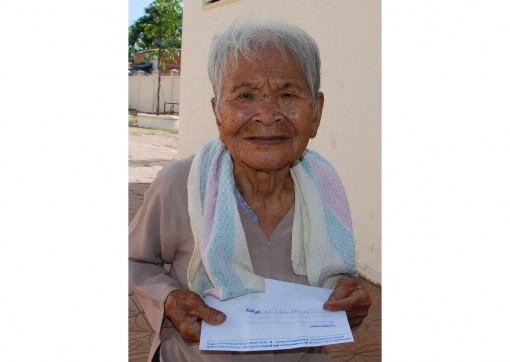 Trao tiền từ thiện