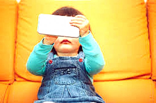 Dùng thiết bị di động là nguyên nhân

trực tiếp khiến trẻ chậm nói