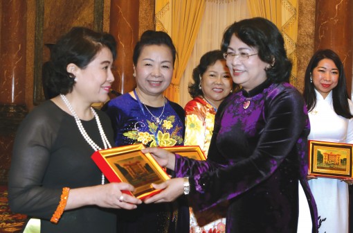 Phó Chủ tịch nước Đặng Thị Ngọc Thịnh gặp gỡ các nữ doanh nhân tiêu biểu