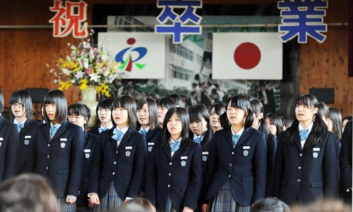 Nữ sinh đi kiện vì trường bắt nhuộm đen tóc