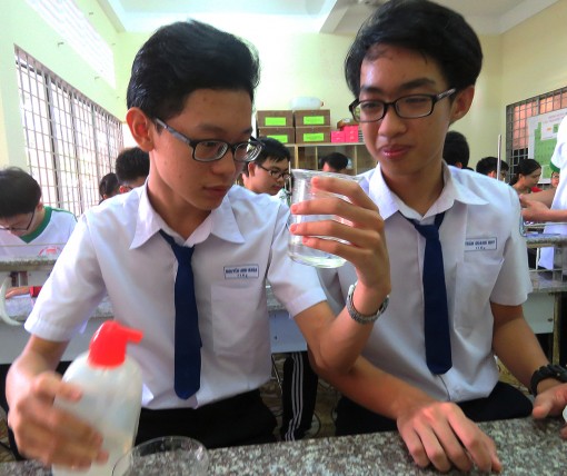 Học sinh lớp 11 tạo thuốc trừ sâu

từ lá cây