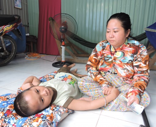 Trao tiền từ thiện