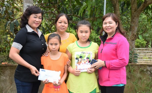 Trao tiền từ thiện