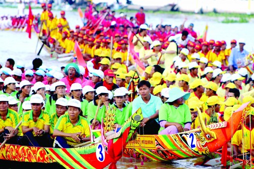 ភាព​អ៊ូ​អរ​ថ្ងៃ​បុណ្យ​អក​អំ​បុក