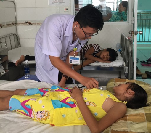 8 trẻ nhập viện sau khi uống trà sữa