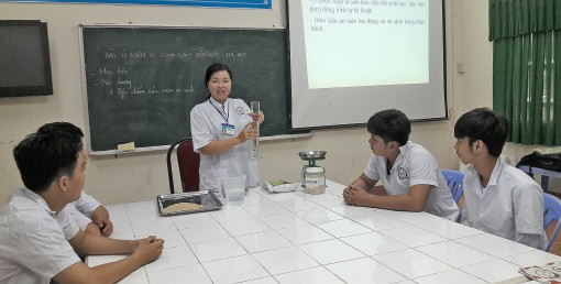 Vượt khó, dạy tốt