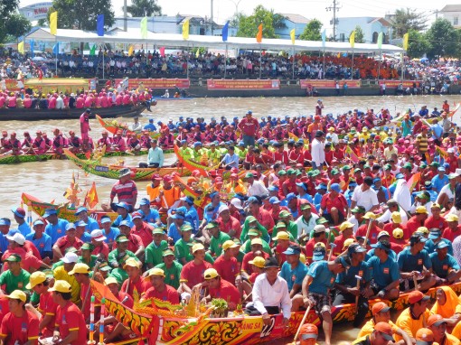 សកម្មភាពពុះពោរក្នុងពិធីបុណ្យអកអំបុក