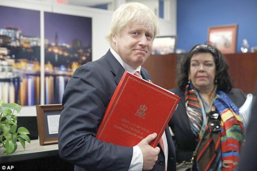 Ngoại trưởng Anh bị “vạ miệng”