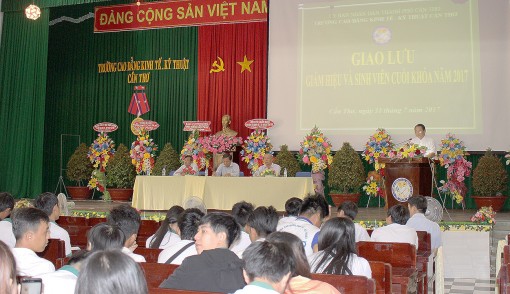 Lắng nghe, đối thoại với sinh viên