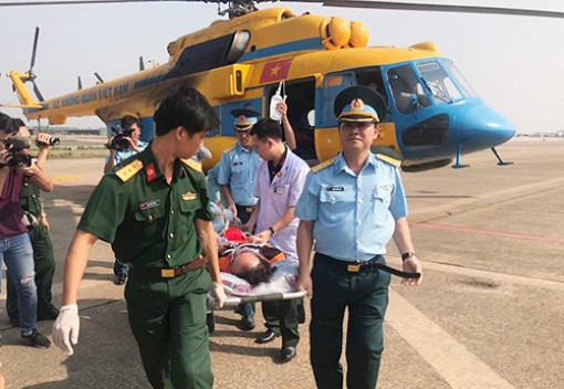 Máy bay quân đội đưa ngư dân bị đột quỵ não về đất liền an toàn
