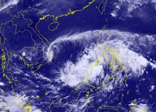 Áp thấp nhiệt đới di chuyển nhanh vào Biển Đông