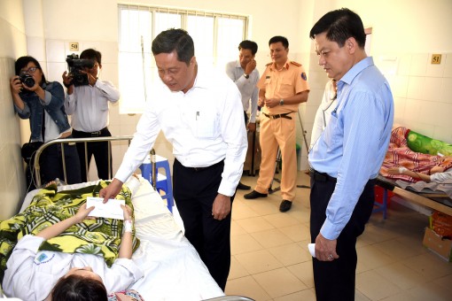 Lãnh đạo thành phố thăm hỏi, tặng quà nạn nhân và gia đình nạn nhân tai nạn giao thông