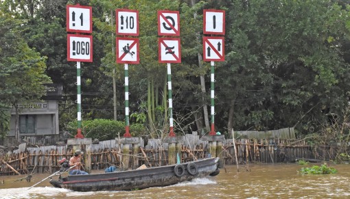 Sắp xếp phương tiện neo đậu khu vực chợ nổi Cái Răng