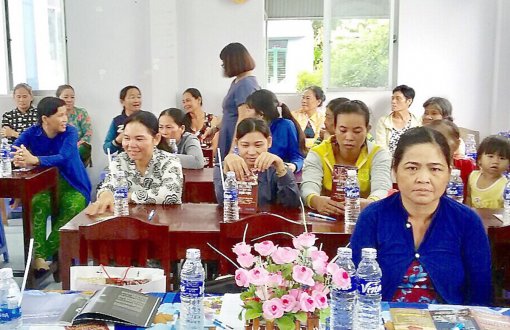 Hỗ trợ phụ nữ và trẻ em bị bạo hành