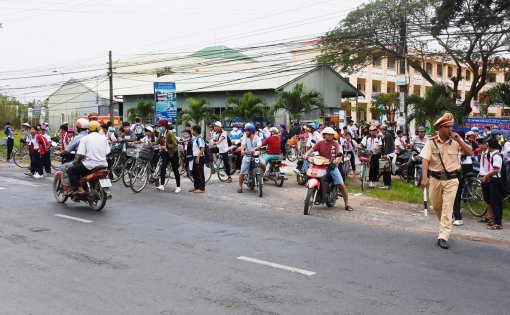 Đảm bảo trật tự an toàn giao thông trước cổng trường