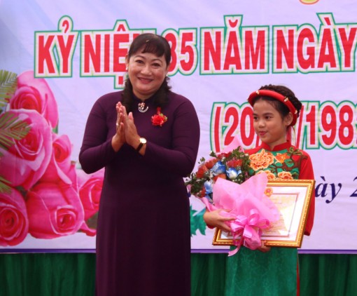 Quán quân “Thần tượng tương lai 2017” được Chủ tịch UBND TP Cần Thơ tặng Bằng khen