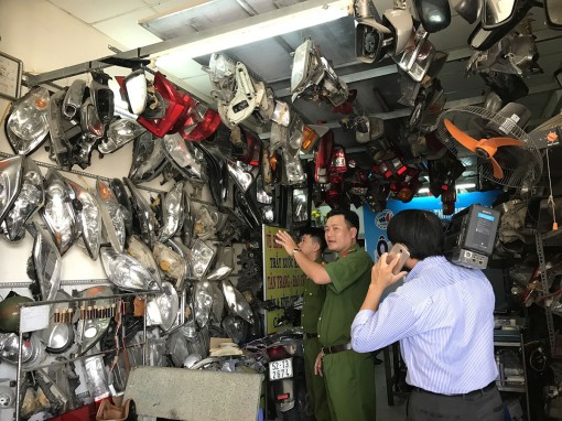 Khởi tố vụ án bẻ trộm kính xe ô tô