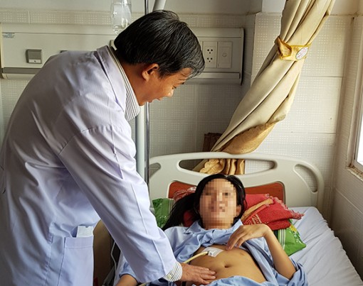 Nội soi lấy hơn 200 viên sỏi trong túi mật và gan