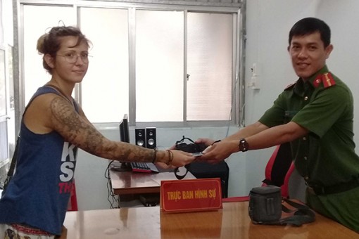 Trao trả tài sản bị trộm cho du khách nước ngoài