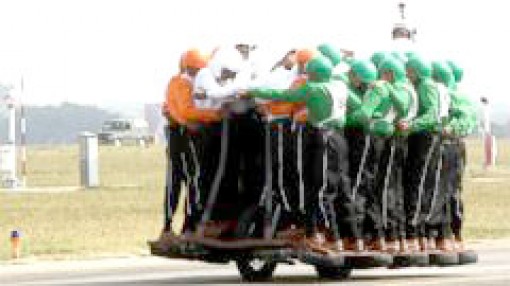 58 người đi 1 xe gắn máy