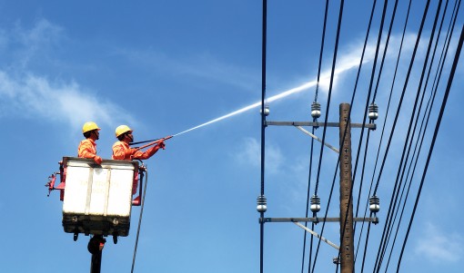 Rửa sứ hotline - Giải pháp đắc lực cho ngành điện