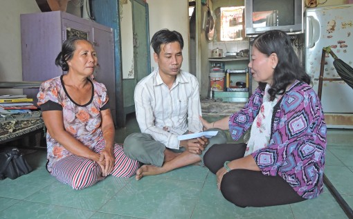 Những tấm lòng nhân ái dành cho "Mẹ già mua ve chai nuôi con mù lòa"