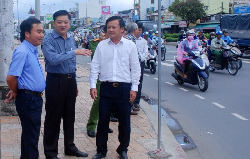 Tìm giải pháp đảm bảo trật tự giao thông trước cổng trường